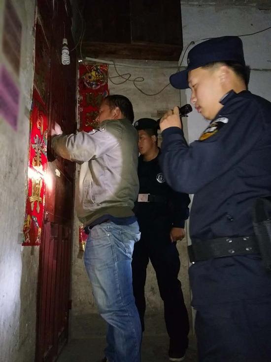 丽江粗心妈妈误将幼女锁家中 