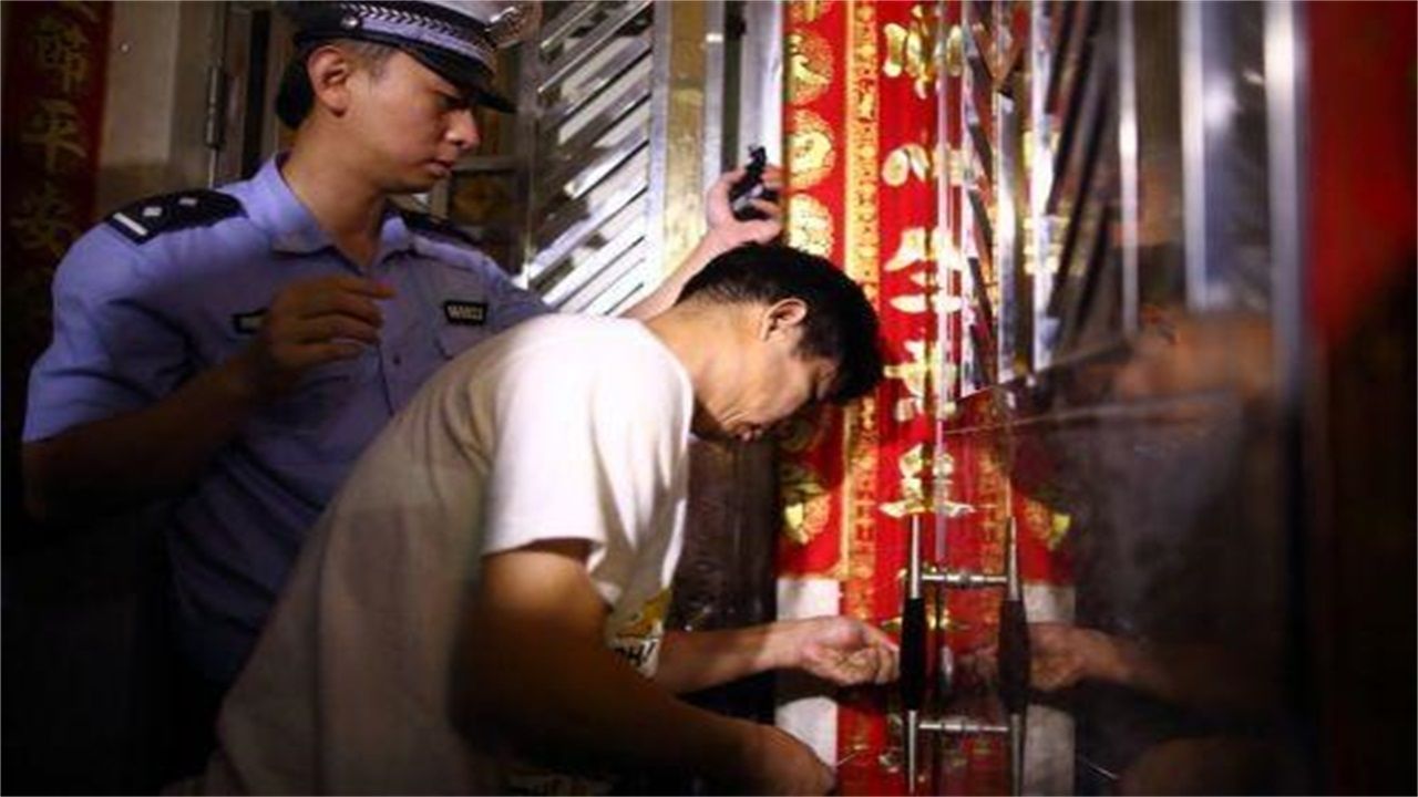 丽江请开锁师傅开了锁后，师傅